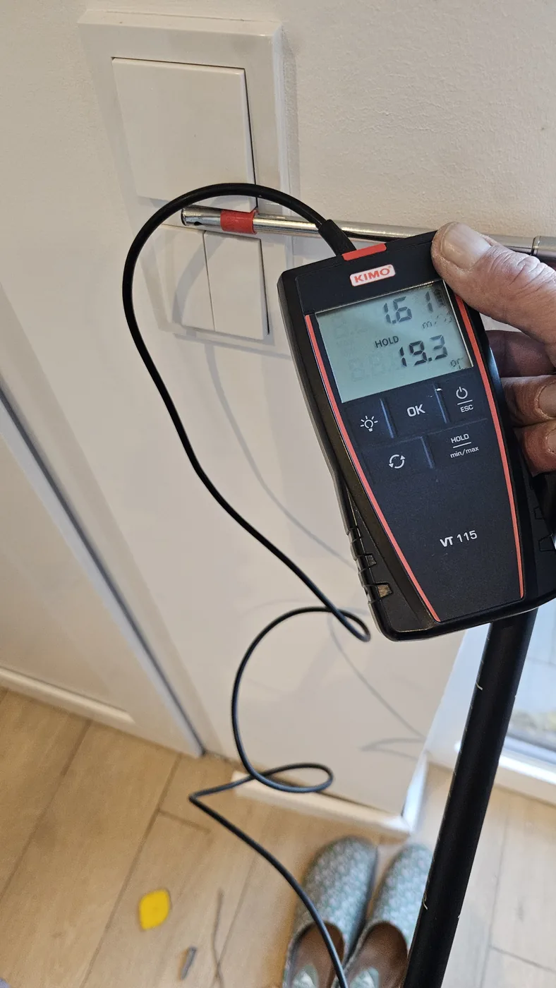 Lichtschalter im Außenwandbereich nicht luftdicht – Leckage bei der Blower-Door-Messung