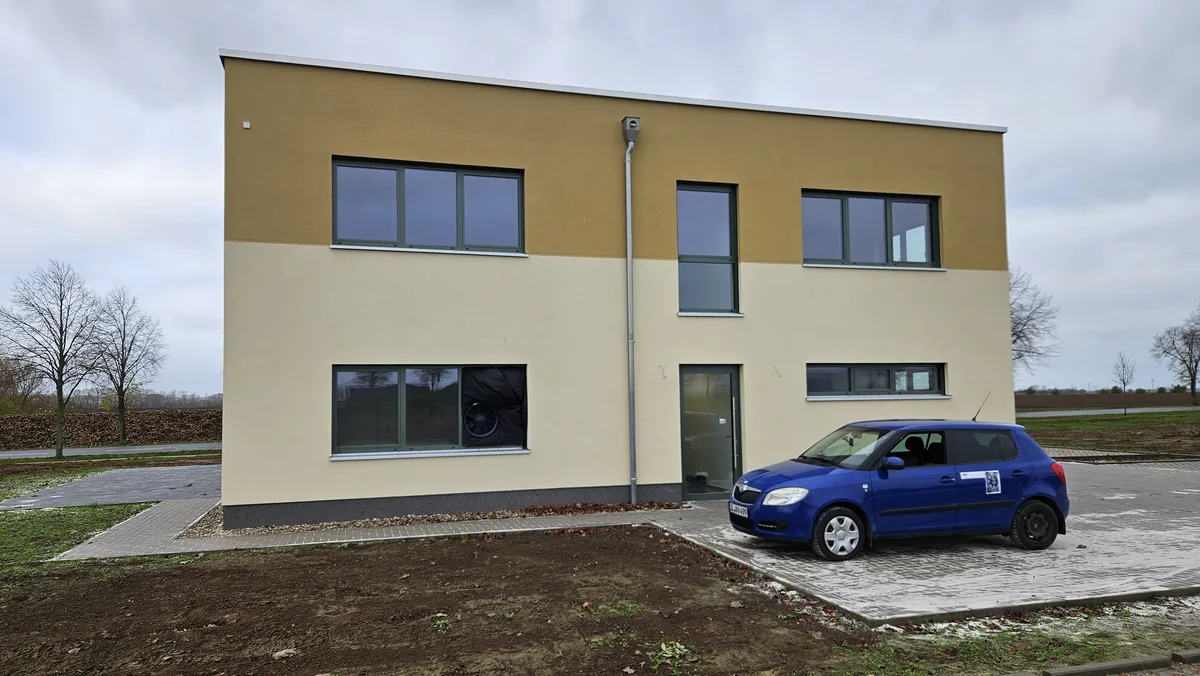 Referenz im Land: Bürogebäude in Barleben mit Stahlbetondecke – sehr gute Luftdichtheit.