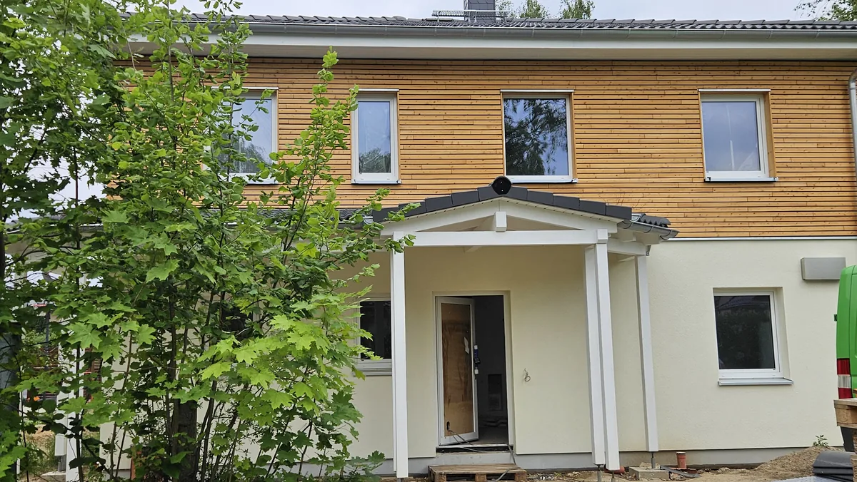 Referenz an der Berliner Stadtgrenze: EFH in Blankenfelde-Mahlow mit Luftwärmepumpe – gute Luftdichtheit.